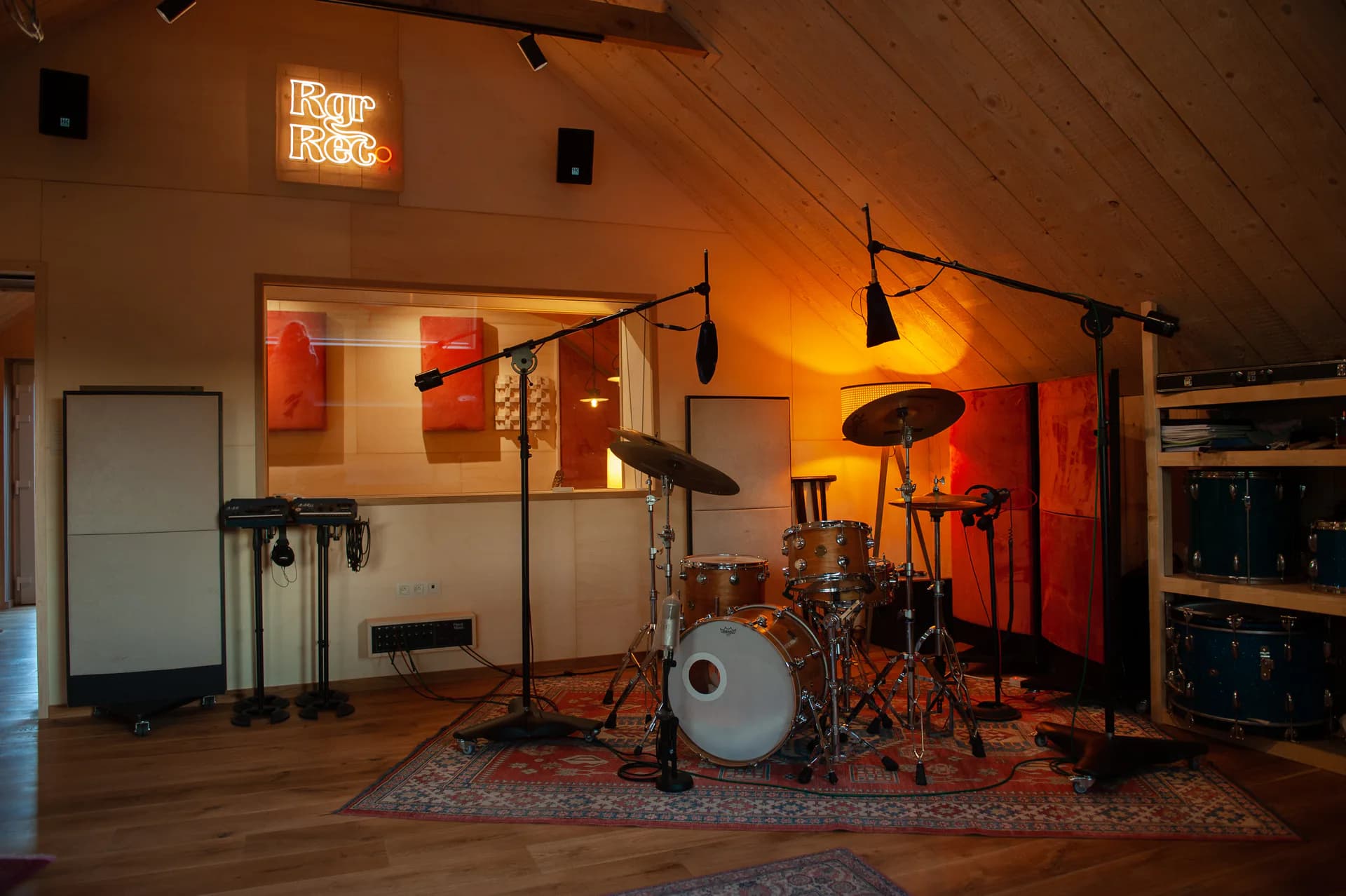 De live room van Roger Recording met drumstel, microfoons en warme houten wanden